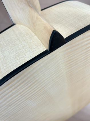 Customizing Your Exclusive Alhambra Acoustic Guitar: A Unique Opportunity in 2024