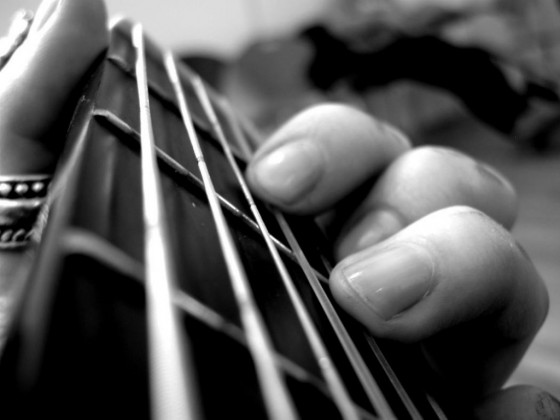 ¿Cómo se deben llevar las uñas para tocar la guitarra?