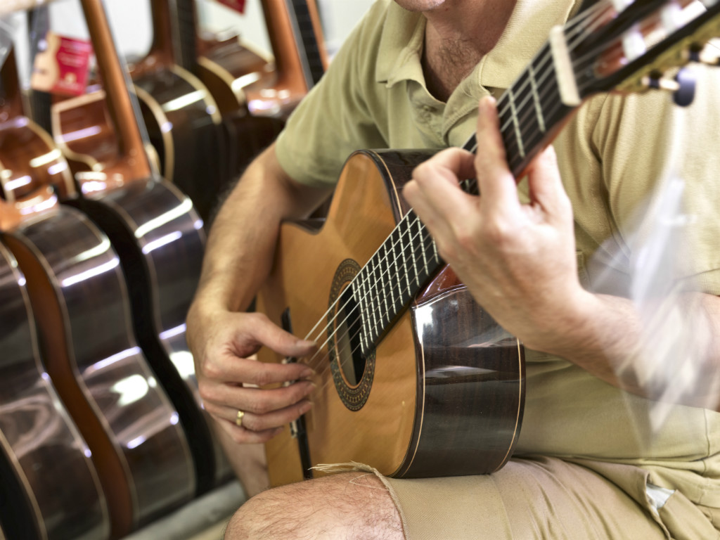 lila Guinness bota Tocar la guitarra: una poderosa arma para seducir | Guitarras Alhambra